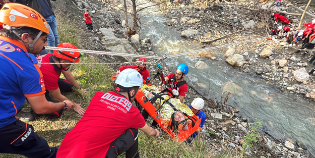 Gerçeği aratmayan kaza tatbikatı! Dereye uçan traktörden yaralıları böyle kurtardılar