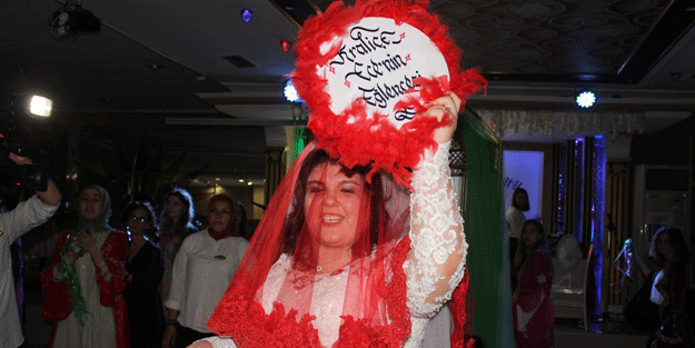 Gerçeğini aratmadı! Bu düğünde damat yok