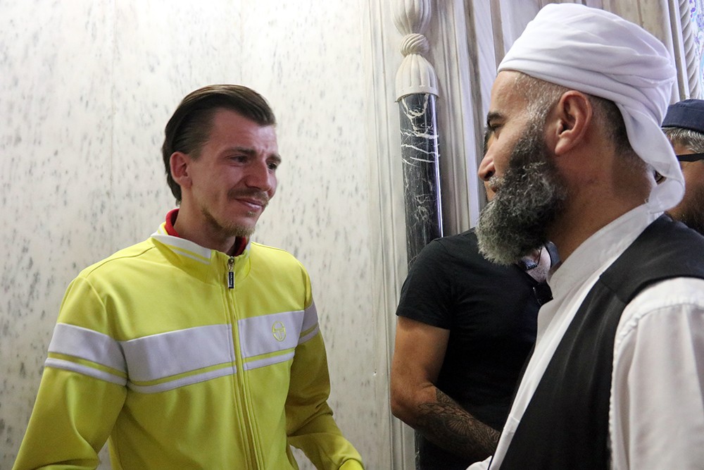 Gerçekleri arıyordu ve buldu! Göz yaşlarını tutamadı! Sırp turist Kelime-i Şehadet getirerek Müslüman oldu!