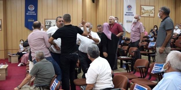 Gerçekleri hazmedemeyen CHP'liler kavga çıkarttı! MHP'li üyenin üzerine yürüdüler