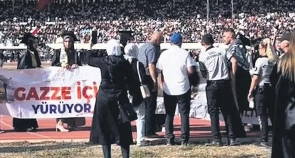 Gerçekten büyük rezillik! Gazze pankartından rahatsız olan bu faşist kim?