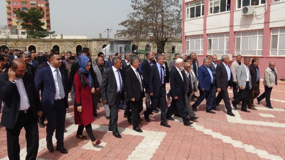 Gercüş Belediye Başkanı Gündüz Günaydın mazbatasını aldı 