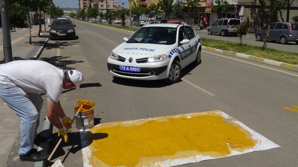 Gercüş polisi yaya çizgilerini yeniledi 