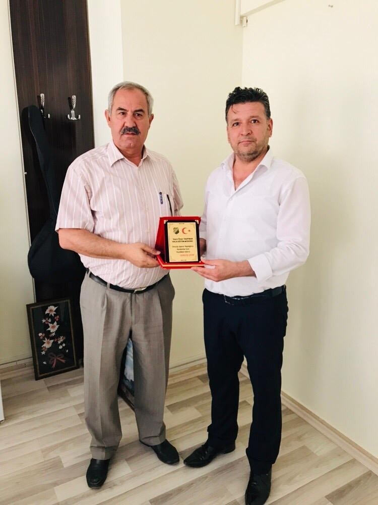 Gercüş Spor Kulübü Başkanı Günaydın’dan HEM Müdürü Taşpınar’a plaket 