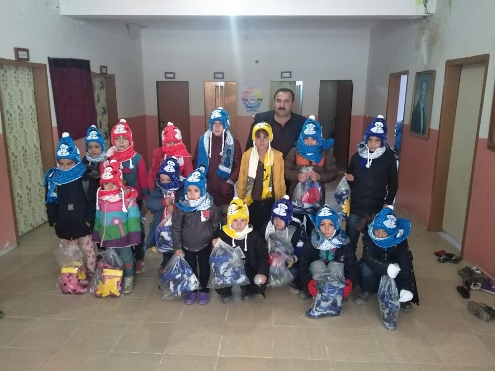 Gercüş’te çocuklara giysi yardımı 