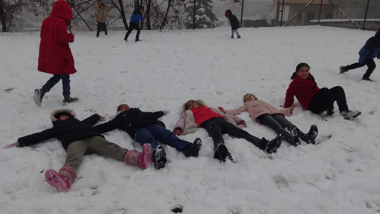 Gercüş'te çocukların kar sevinci