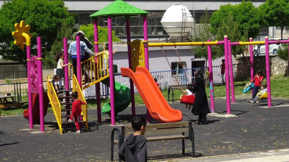 Gercüş’te günler sonra dışarı çıkan çocuklar doyasıya eğlendi 