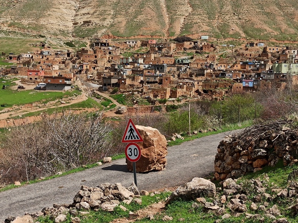 Gercüş’te heyelan, köy yolu ulaşıma kapandı 