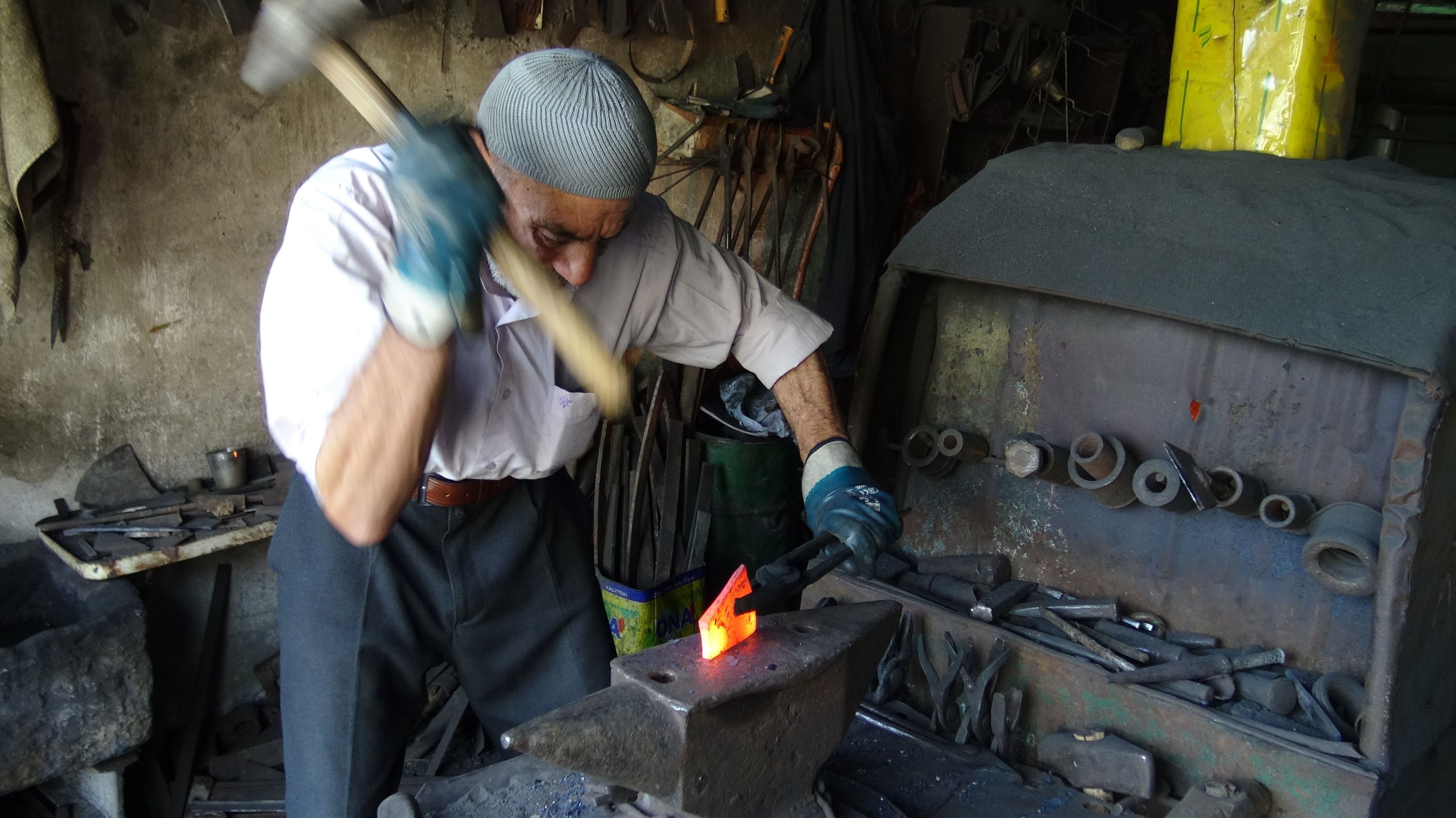 Gercüş'te teknolojiye direnen demircilik mesleğini sürdürüyor