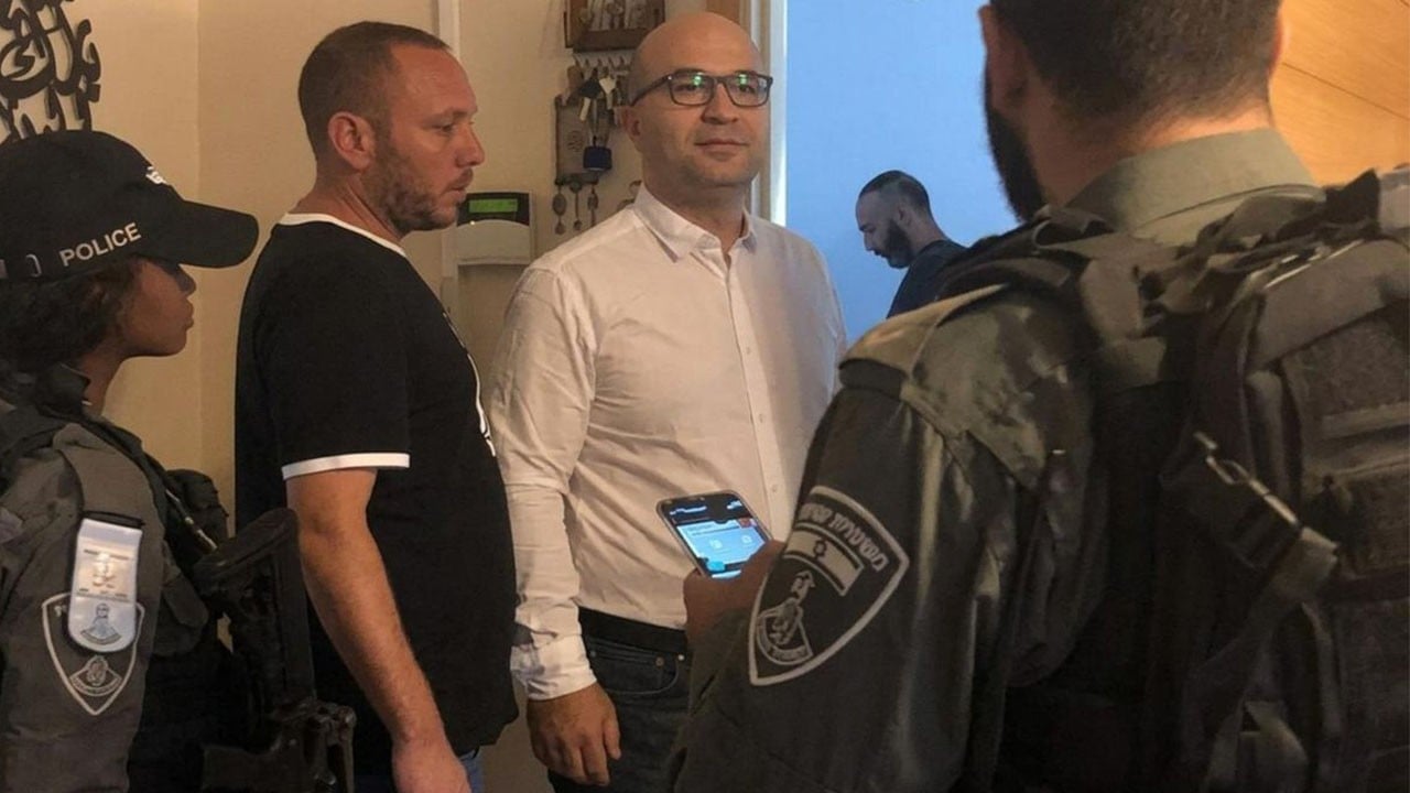 Gerekçe göstermeden evinden aldılar Alçak siyonistten bakana gözaltı!