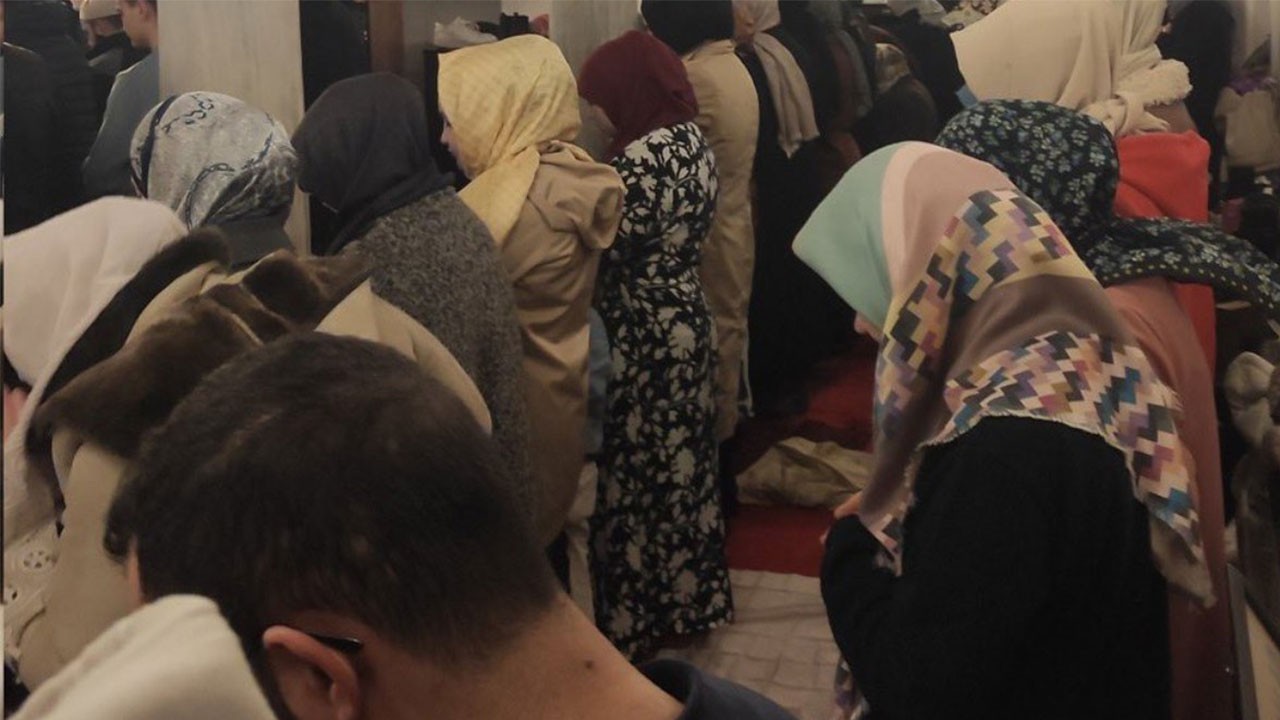 Gerekli tedbirler alındı! Kadın - Erkek aynı safta namazan kaymakamlık müdahalesi