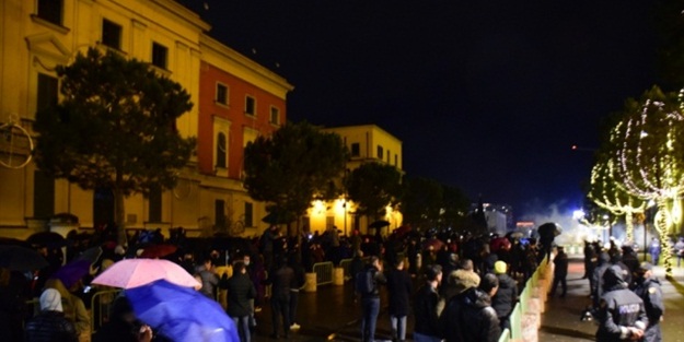 Gergin protestoların ardından o ülkede flaş gelişme! İstifa etti