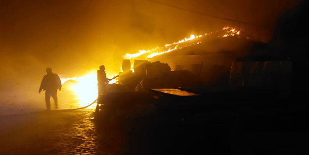 Geri dönüşüm deposunda çıkan yangın paniği