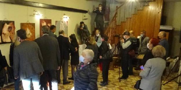 Geri dönüşüm malzemeleri kullanarak kadına şiddete dikkat çekiyor