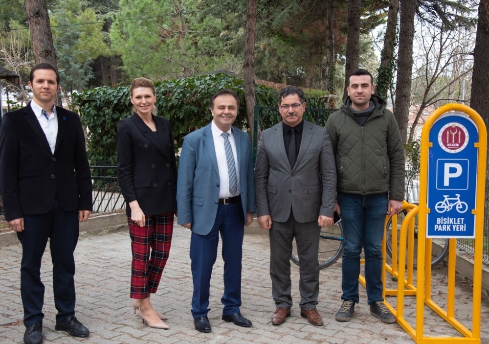 Geri dönüşümden bisiklet park alanları yapıldı 