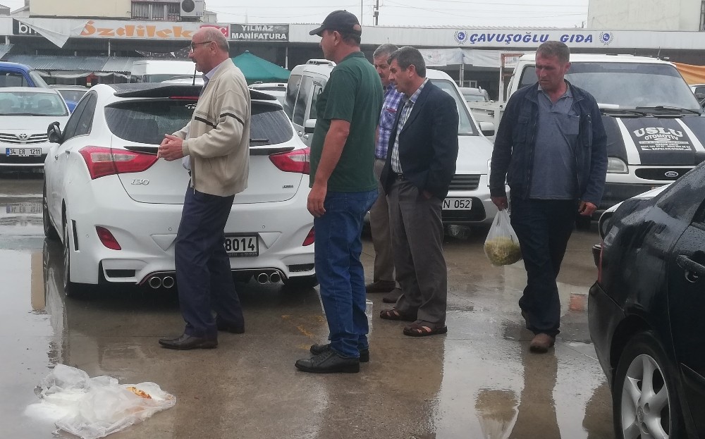 Geri geri gelen otomobil yayaya çarptı 