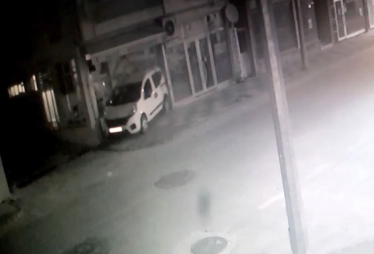 Geri hareket eden araç kahvehaneye girdi 