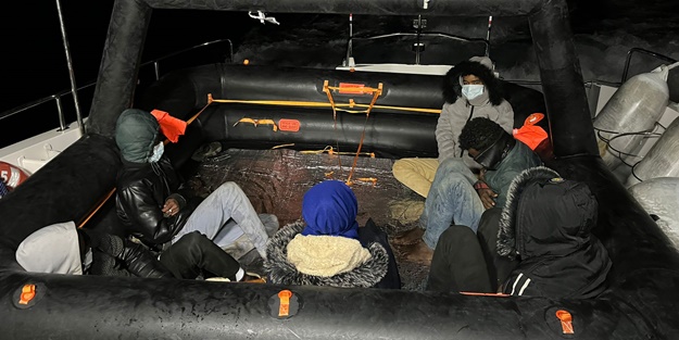 Geri itilen 6 düzensiz göçmen kurtarıldı