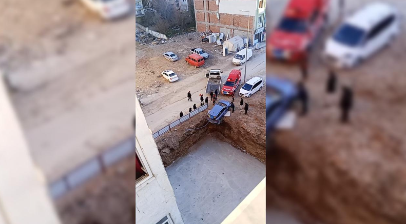 Geri manevra kabusa dönüştü! Otomobil 4 metrelik uçurumun kenarında asılı kaldı