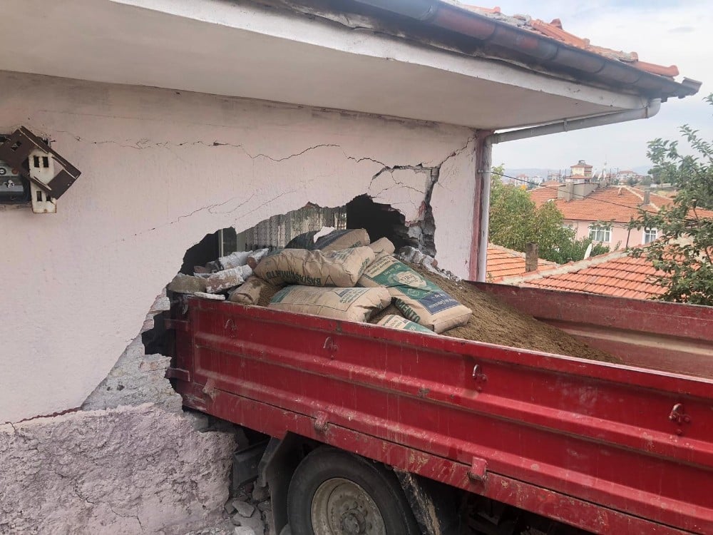 Geri manevra yapan kamyonet eve girdi 