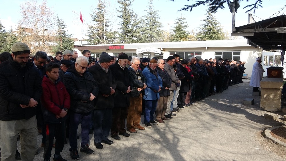 Geri manevra yapan kamyonun ezdiği kadın son yolculuğuna uğurlandı 