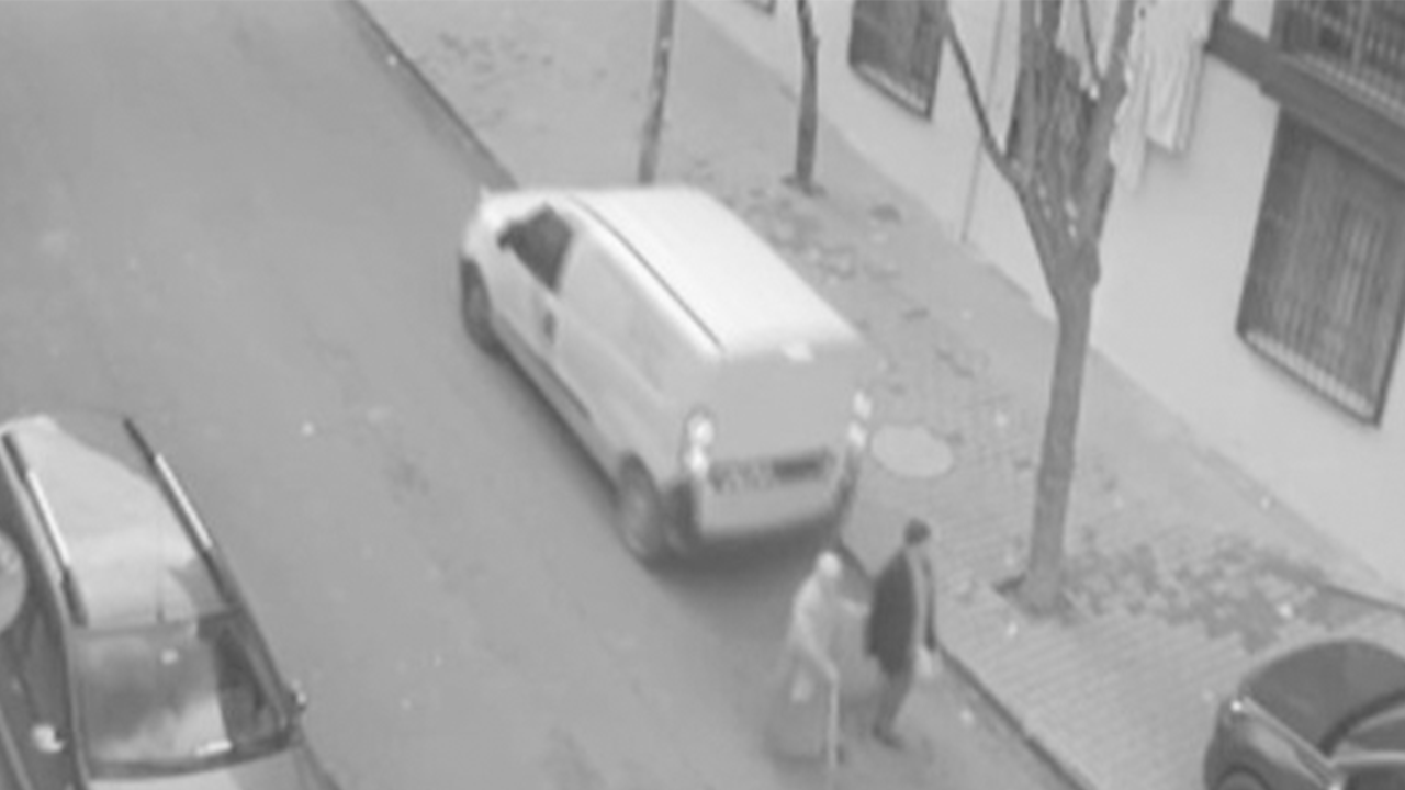 Geri manevra yapan PTT aracı yaşlı çifte şoku yaşattı!