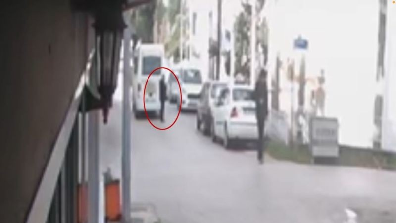 Geri manevra yapan servisin altında kaldı!