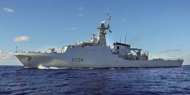 Gerilim had safhada! Savaş gemisi İstanbul Boğazı'na giriş yaptı