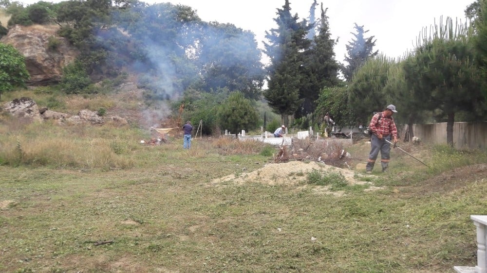 Germencik’te mezarlıklarda bayram temizliği 