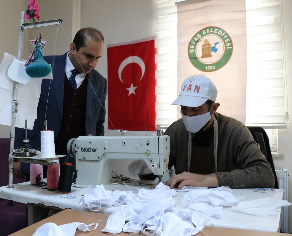 Gevaş Belediyesinden vatandaşlara ücretsiz maske 