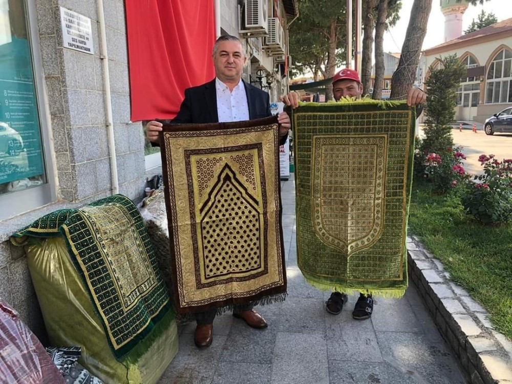 Geyikli Belediyesi ilk namazda seccade hediye etti 
