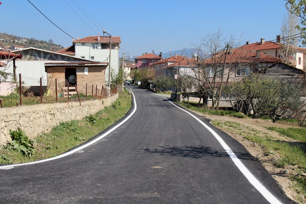 Geyve’de 3 mahalleye sıcak asfalt 