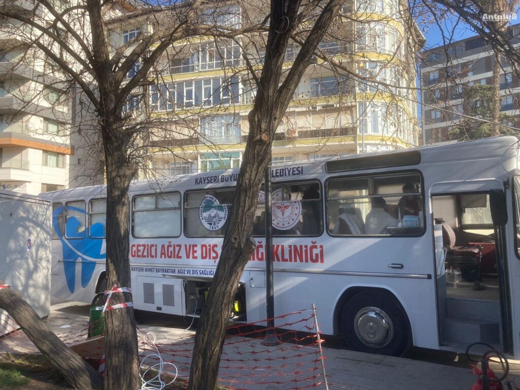 Gezici Ağız ve Diş Sağlığı Kliniği deprem bölgesinde hizmet veriyor