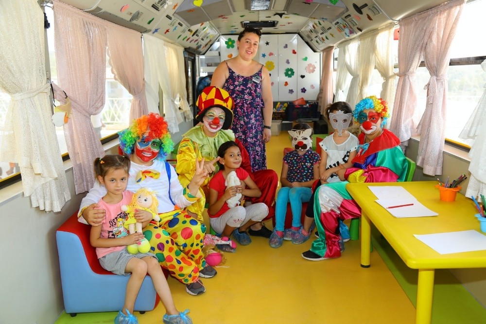 Gezici Oyun Evinde tiyatro ve palyaço sevinci 