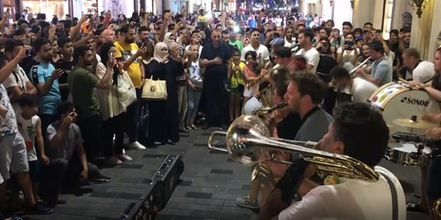 Gezici sanatçılar ıslıklarken, Fransız müzik grubu ezanı dikkatle dinledi