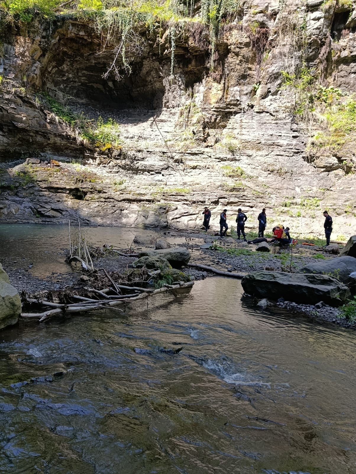 Gezmek için gittiği şelalede başına kaya parçası düşen Ogün hayatını kaybetti