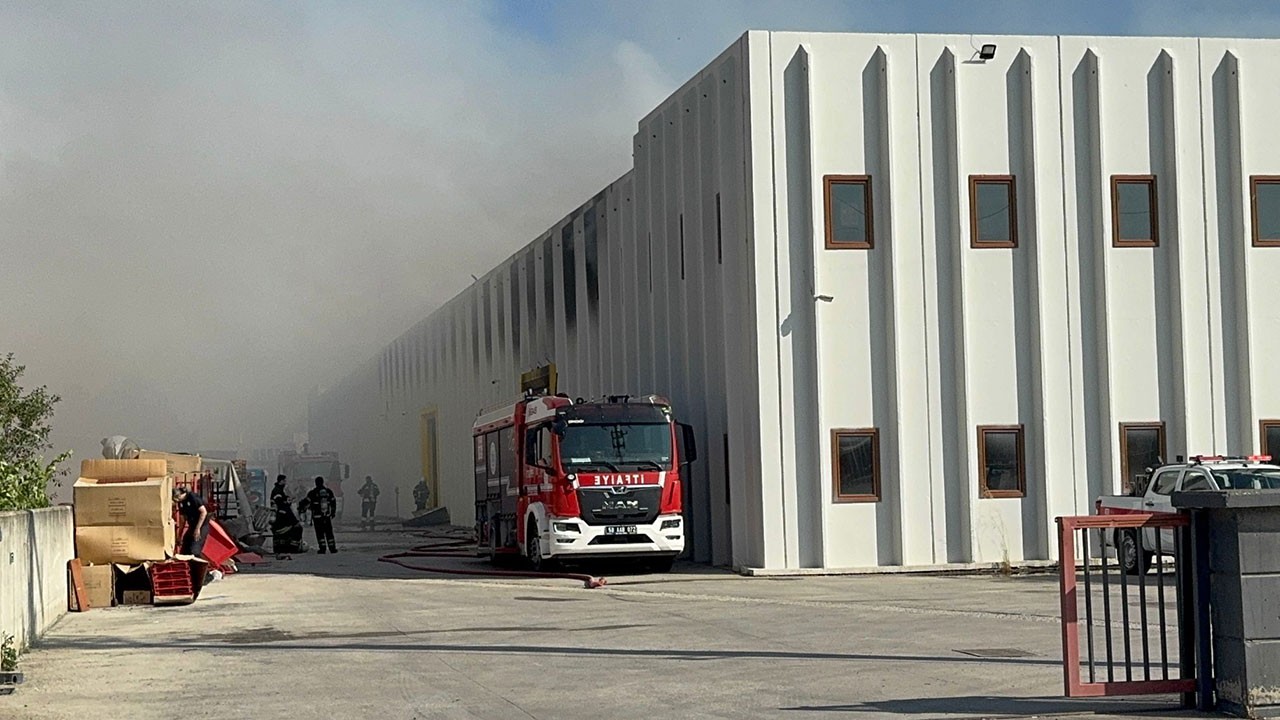 Gıda deposu alevlere teslim oldu