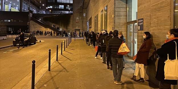 Gıda için uzun kuyruklarda bekliyorlar! Fransa'da üniversiteliler zorda