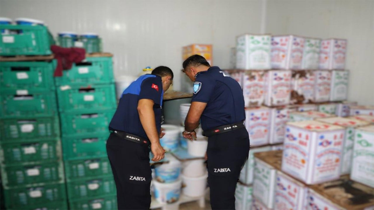 Gıda teröristleri bu defa 15 ton bozuk süt ürünü ile Antalya’da ortaya çıktı
