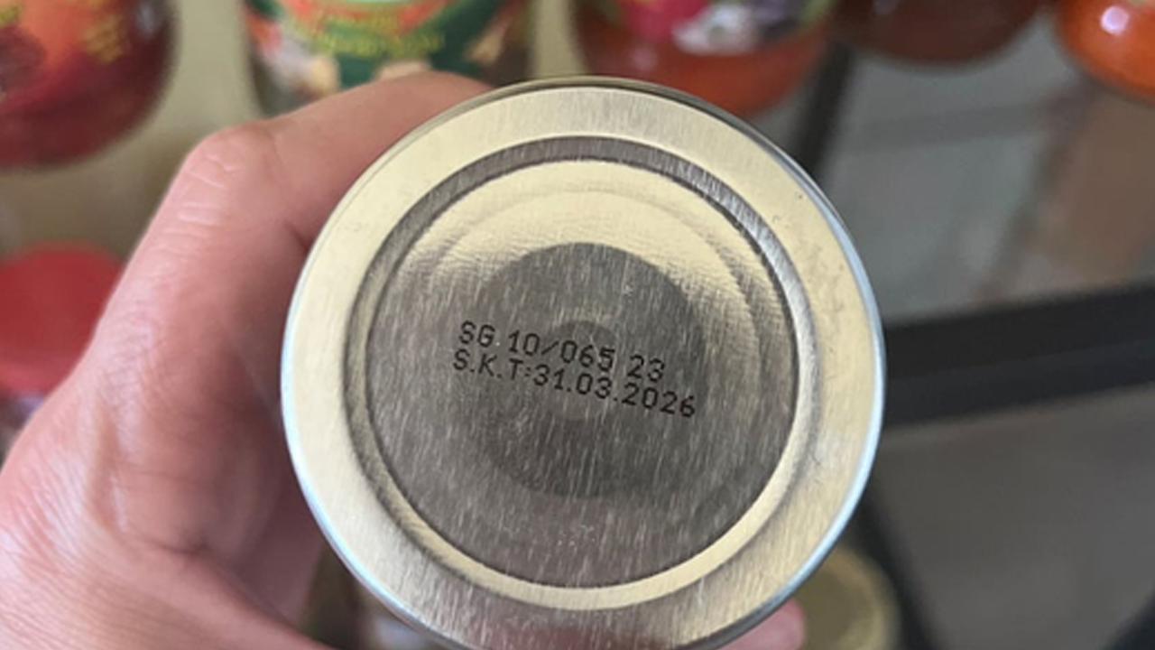 Gıda teröristleri son kullanma tarihi geçmiş ürünlere yeni etiket basarken yakalandılar