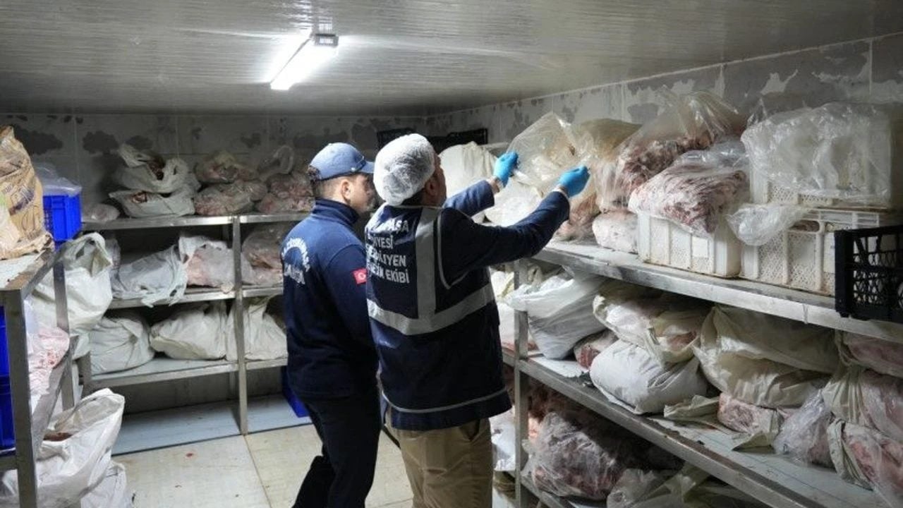 Gıda teröristlerine suçüstü! 15 ton bozuk et ele geçirildi