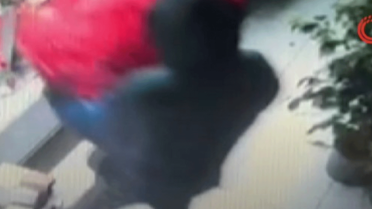 Girdiği dükkanda para bulamayınca bakın ne çaldı!