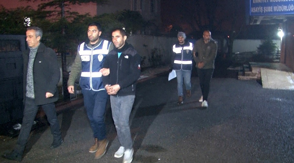 Girdikleri evde polise yakalanınca uyumak için geldik diyen 2 şüpheli tutuklandı 