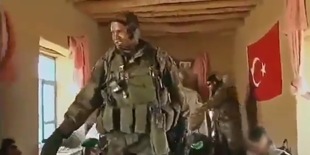 Girdikleri evde Türk bayrağıyla karşılaştılar! Fransız askerlerini şaşırtan görüntü