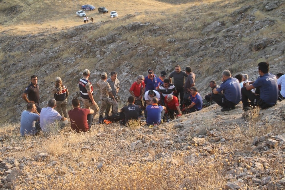 Girdikleri mağarada mahsur kalan TV ekibine ulaşıldı 