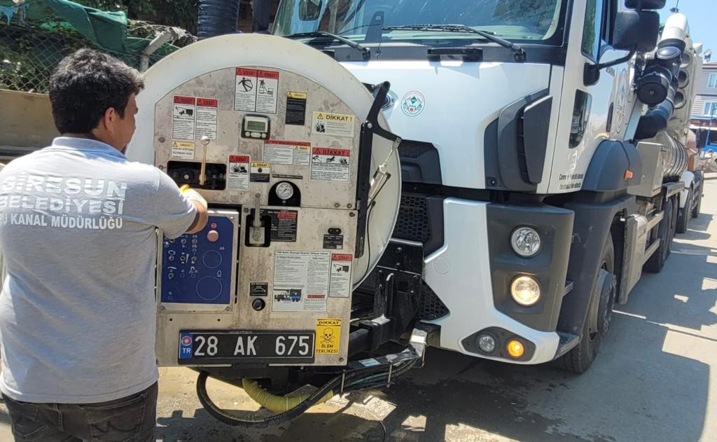 Giresun Belediyesi sel afeti yaşanan bölgeye yardıma koştu