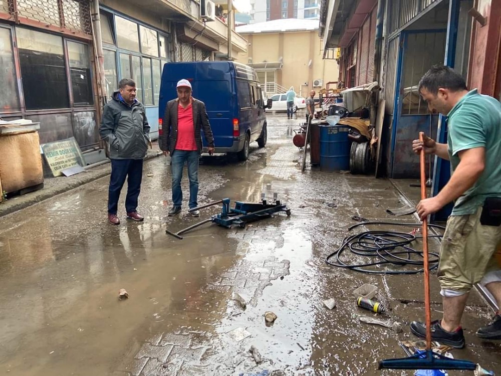 Giresun Belediyesi şiddetli yağışın ardından harekete geçti 