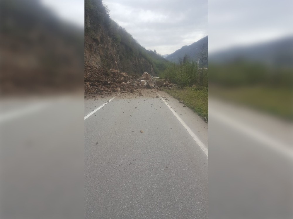 Giresun-Gümüşhane karayolu heyelan sebebiyle ulaşıma kapandı 