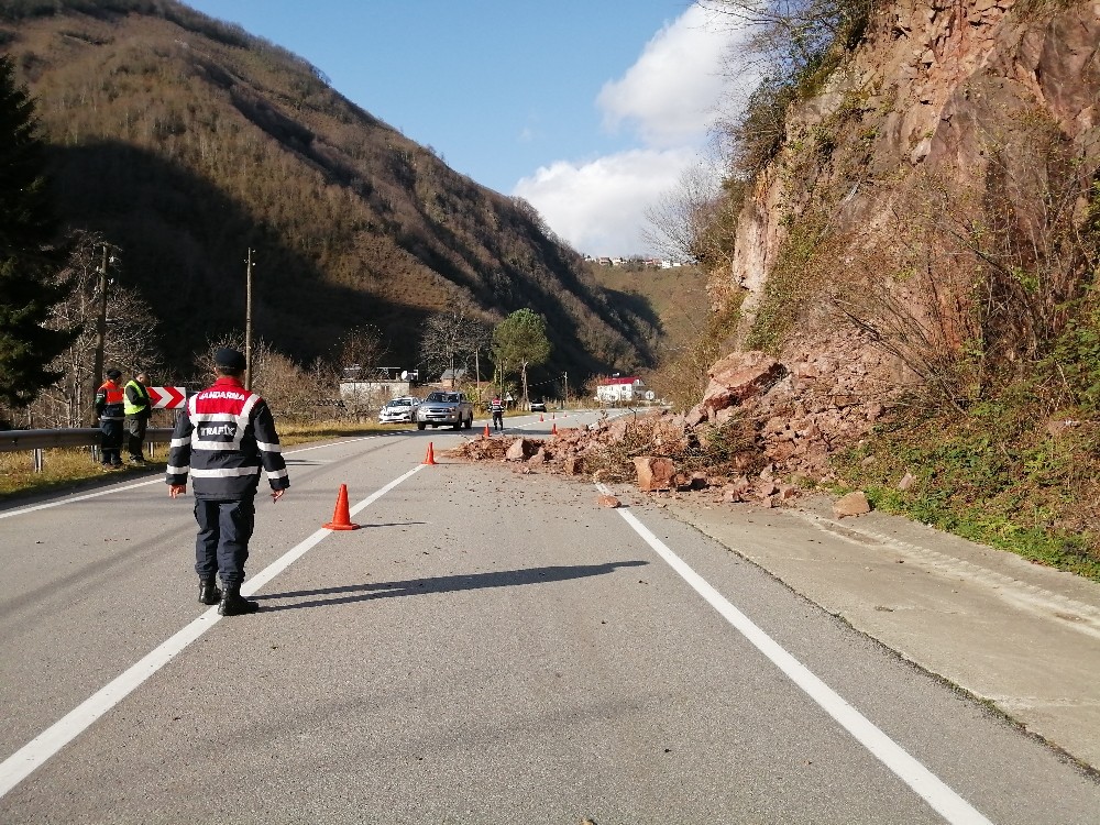 Giresun-Gümüşhane karayolunda heyelan 