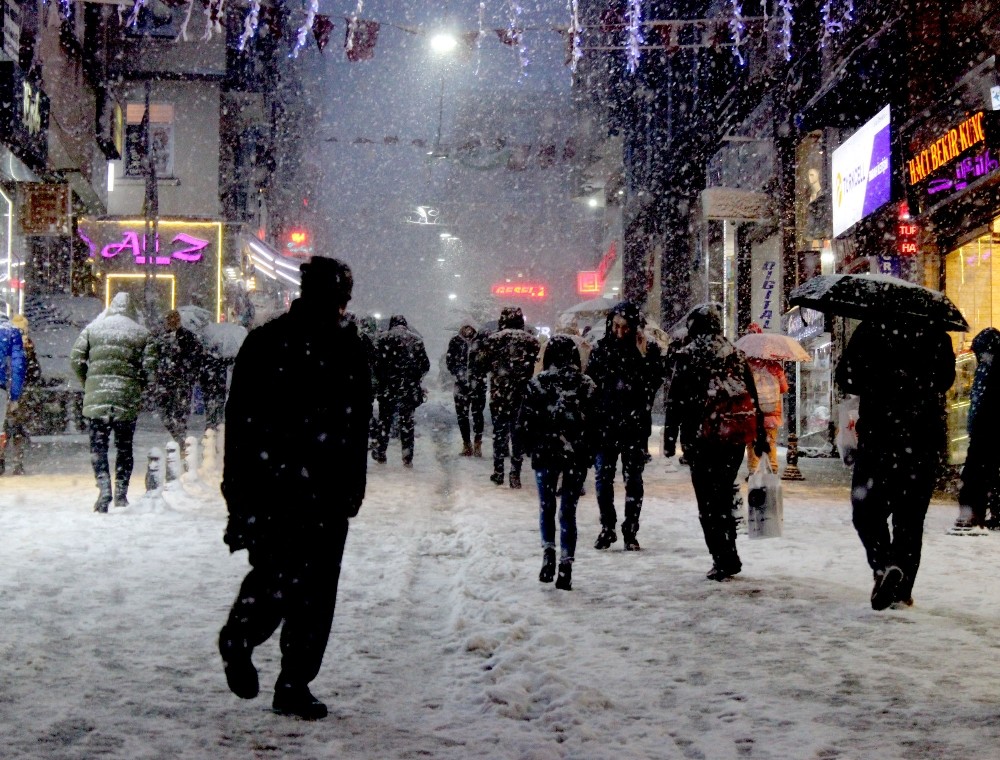 Giresun merkeze 4 yıl sonra kar yağdı 